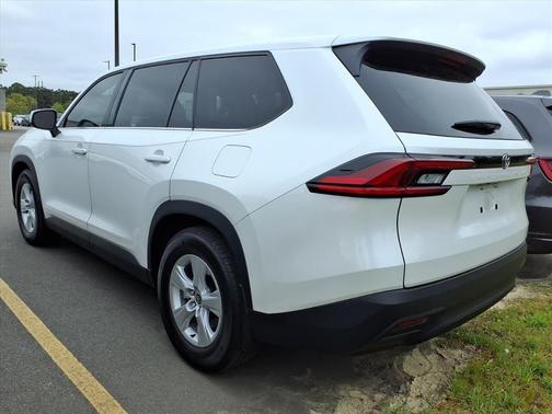 Pearl 2025 Toyota Highlander LE
