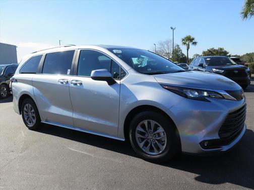 2025 Toyota Sienna XLE