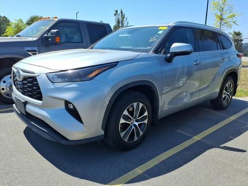 Celestial Silver Metallic 2022 Toyota Highlander Hybrid XLE