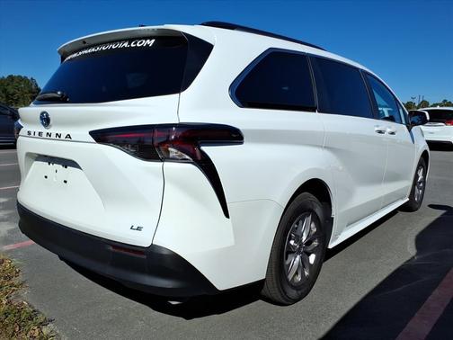 2025 Toyota Sienna LE