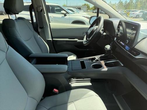 2022 Toyota Sienna XLE 8 Passenger