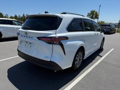 2022 Toyota Sienna XLE 8 Passenger