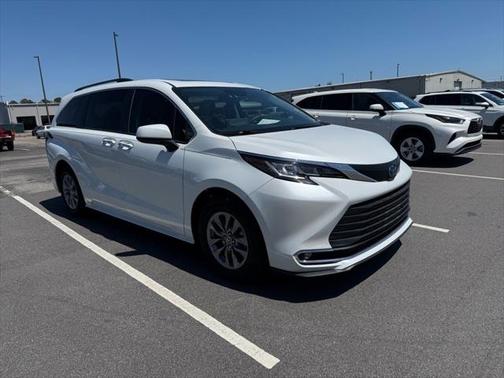 2022 Toyota Sienna XLE 8 Passenger