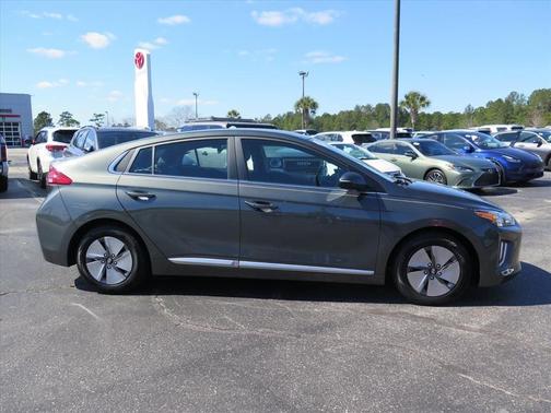 2022 Hyundai IONIQ Hybrid SE