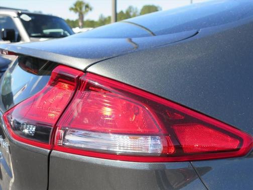 2022 Hyundai IONIQ Hybrid SE