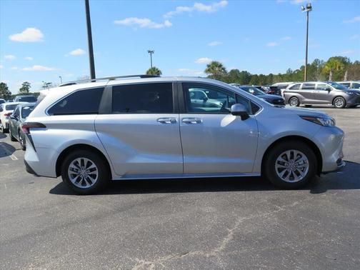 2025 Toyota Sienna LE