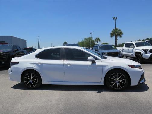 Super White 2022 Toyota Camry SE