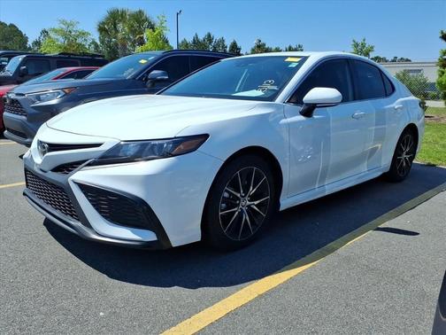 Super White 2022 Toyota Camry SE