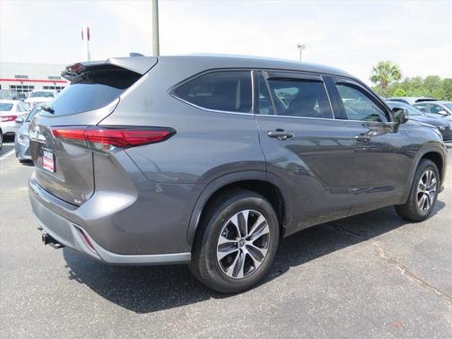 Magnetic Gray Metallic 2021 Toyota Highlander XLE