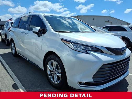 Wind Chill Pearl 2023 Toyota Sienna Limited 7 Passenger