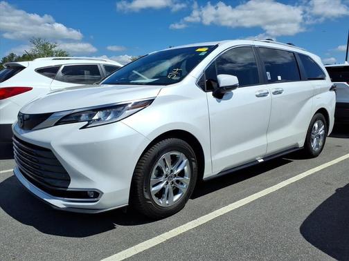 Wind Chill Pearl 2023 Toyota Sienna Limited 7 Passenger