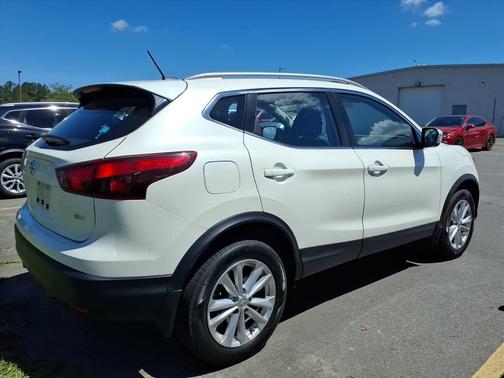 Pearl White 2017 Nissan Rogue Sport SV