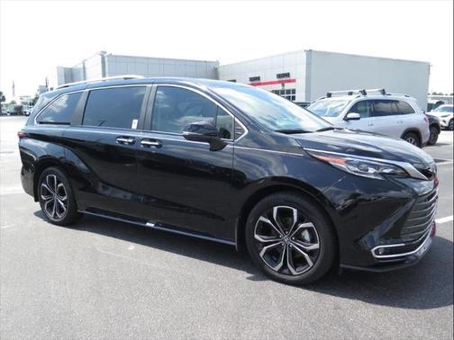 2025 Toyota Sienna Platinum 7 Passenger