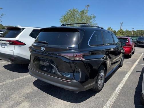 2024 Toyota Sienna LE