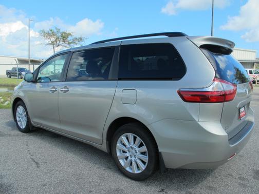 Creme Brulee 2017 Toyota Sienna XLE