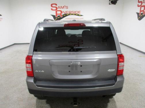 Photo 4 of 11 of 2013 Jeep Patriot Latitude