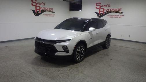 Iridescent Pearl Tricoat 2023 Chevrolet Blazer RS