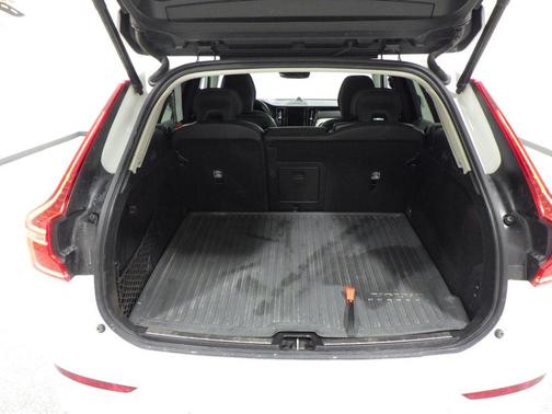 Photo 5 of 14 of 2022 Volvo XC60 B6 Inscription