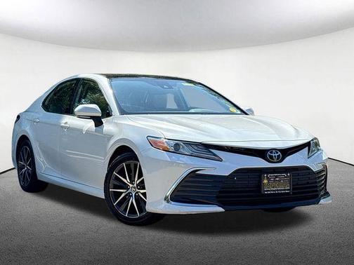 Pearl 2021 Toyota Camry XLE