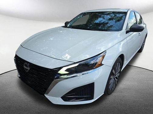 Glacier White 2025 Nissan Altima SV