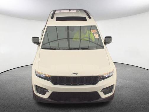 Bright White Clearcoat 2024 Jeep Grand Cherokee Laredo