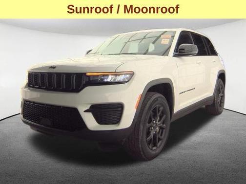 Bright White Clearcoat 2024 Jeep Grand Cherokee Laredo
