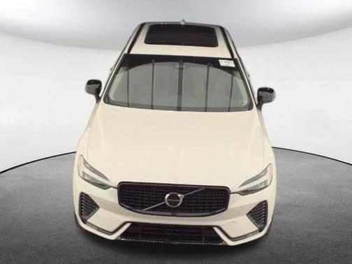 Crystal White Metallic 2025 Volvo XC60 B5 Core
