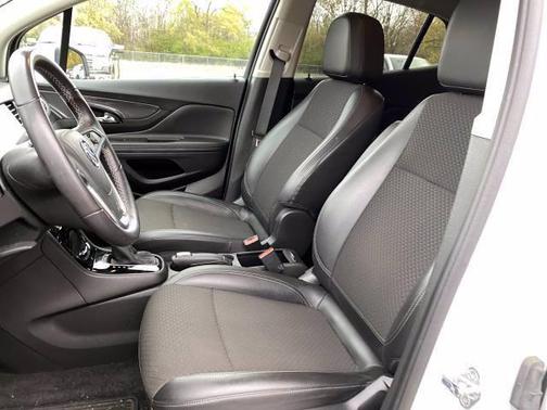 Photo 2 of 35 of 2019 Buick Encore Preferred
