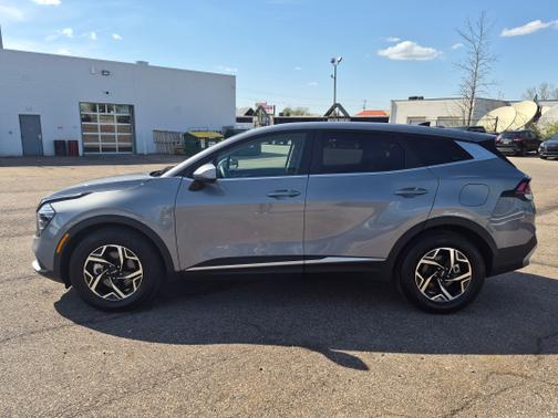 Everlasting Silver 2025 Kia Sportage LX