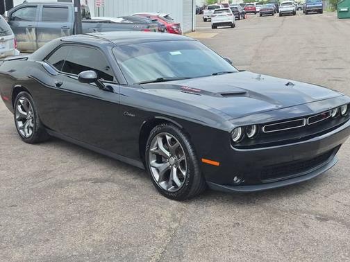 Pitch Black Clearcoat 2016 Dodge Challenger R/T Plus