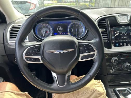 2022 Chrysler 300 Touring