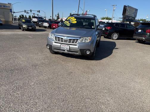Ice Silver Metallic 2013 Subaru Forester 2.5X Premium