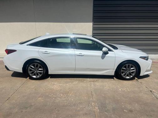 White 2019 Toyota Avalon XLE