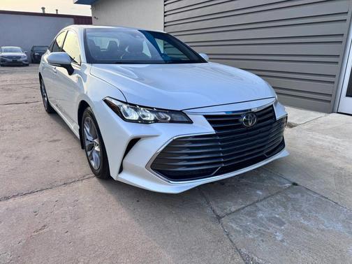White 2019 Toyota Avalon XLE