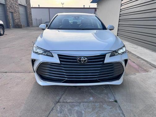 White 2019 Toyota Avalon XLE