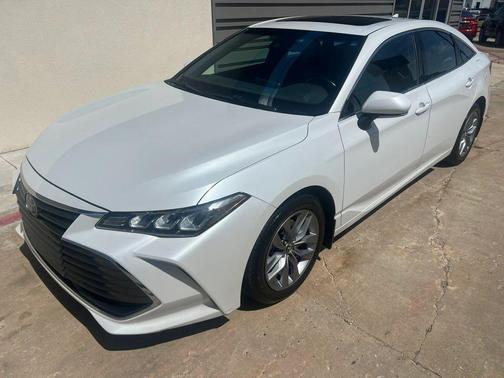 White 2019 Toyota Avalon XLE