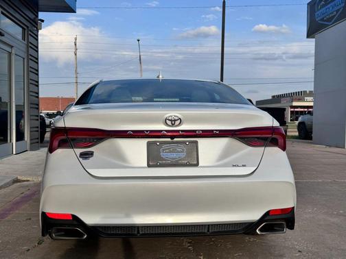 White 2019 Toyota Avalon XLE