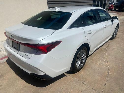 White 2019 Toyota Avalon XLE
