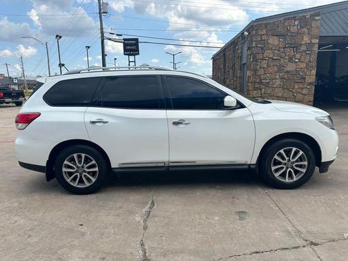 White 2014 Nissan Pathfinder SL