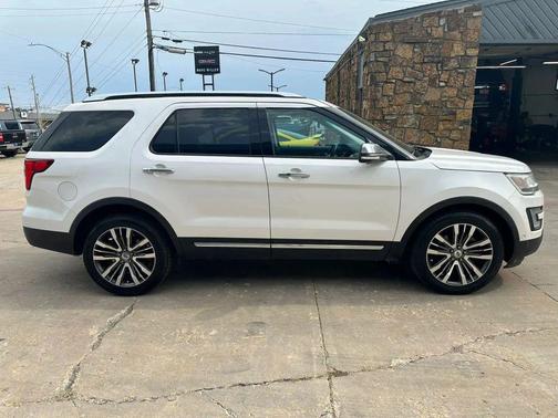 White Platinum Metallic Tri-Coat 2017 Ford Explorer sport