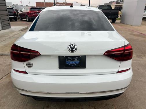 2018 Volkswagen Passat 2.0T R-Line