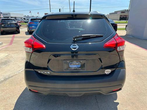 Super Black 2019 Nissan Kicks S