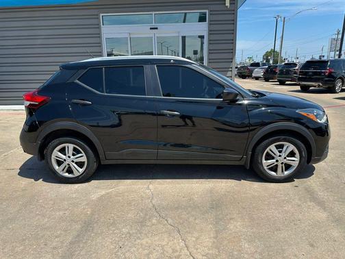 Super Black 2019 Nissan Kicks S