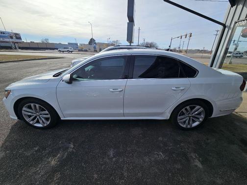 Pure White 2018 Volkswagen Passat 2.0T SE
