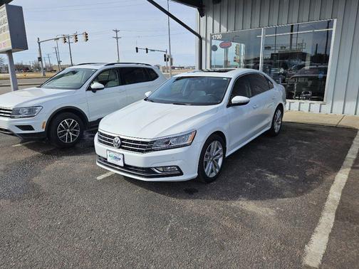 Pure White 2018 Volkswagen Passat 2.0T SE