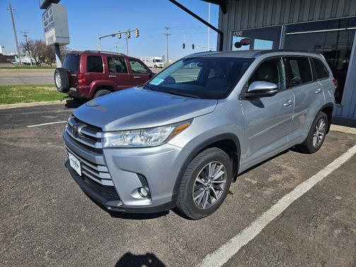 Celestial Silver Metallic 2018 Toyota Highlander XLE