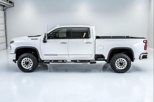 Iridescent Pearl Tricoat 2024 Chevrolet Silverado 2500 High Country