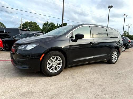 2022 Chrysler Voyager LX