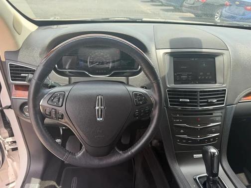 White 2015 Lincoln MKT EcoBoost