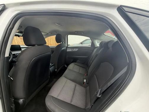 White 2023 Kia Forte LXS